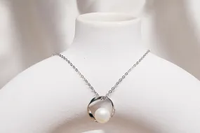 Pearl with silver halo