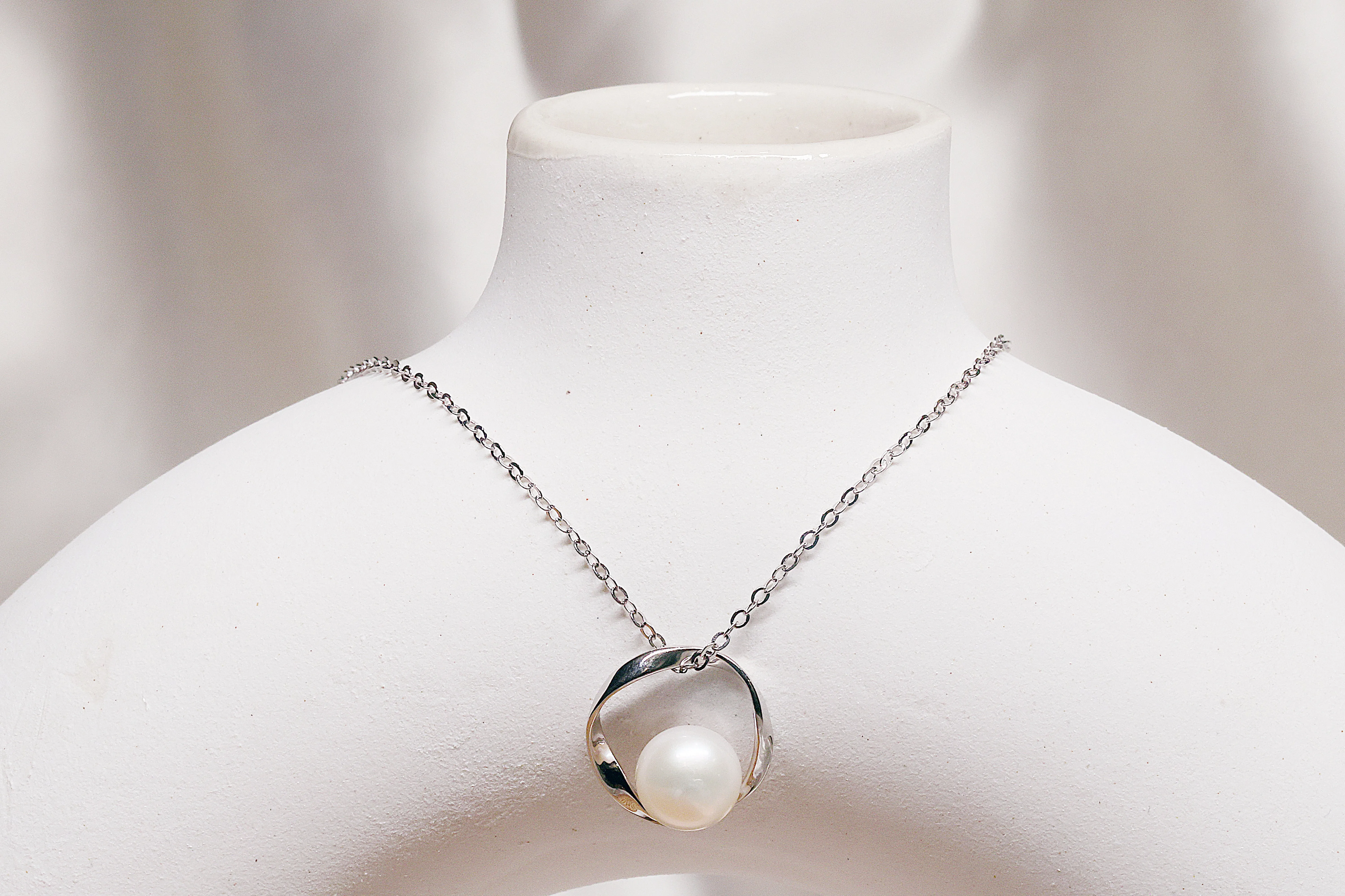 Pearl with silver halo